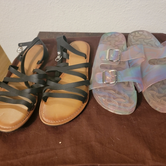 14 Pairs Of Size 7-8 Womens Shoes, Sandals, And Boots - Picture 10 of 11
